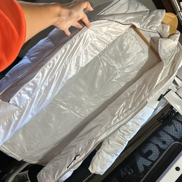 white calvin klein long puffer coat size small, with detachable faux fur hood - Picture 7 of 13